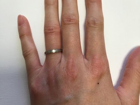 【カルティエ(Cartier)の口コミ】 婚約指輪と違って2人で付けるものなので、指輪を付け慣れていない旦那が付…