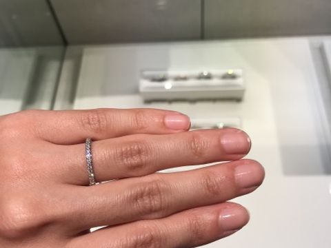 【ティファニー(Tiffany & Co.)の口コミ】 ダイヤモンドが手の表側だけについているハーフタイプを探しており、この…
