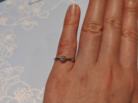 【ヴァンドーム青山(VENDOME AOYAMA)の口コミ】 ストレートのプラチナ素材でシンプルなデザインですが、中央のダイヤに向…