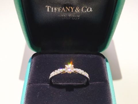 【ティファニー(Tiffany & Co.)の口コミ】 指輪はダイヤモンドが手の表側のみ見えるハーフを希望しており、あとはど…