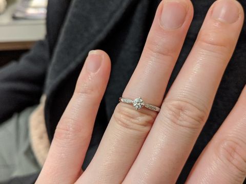 【BIJOUPIKO(ビジュピコ)の口コミ】 サイドにメレダイヤが並んでいて、縦4点留めのストレートの指輪です。縦留…