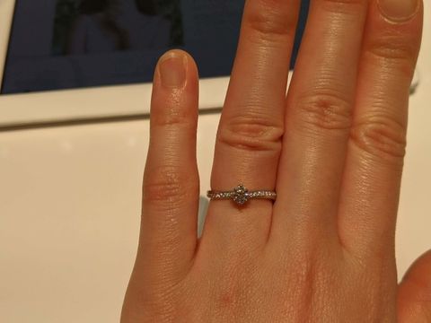 【4℃ BRIDAL(ヨンドシーブライダル)の口コミ】 プラチナ950、ウェーブライン、指輪の半周にメレダイヤが並んでいるので横…