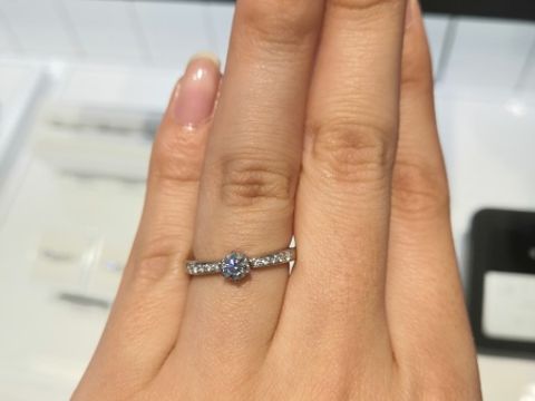 【4℃ BRIDAL(ヨンドシーブライダル)の口コミ】 ハーフエタニティなのでキラキラとしていて真ん中のダイヤを際立たせてい…