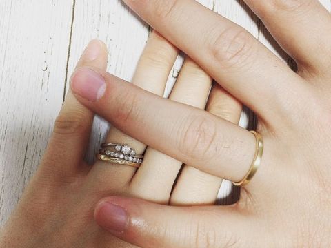 【ROYAL ASSCHER(ロイヤル・アッシャー)の口コミ】 ダイヤモンドの並びとフレームがウェーブがかかっていて綺麗だった。真ん…