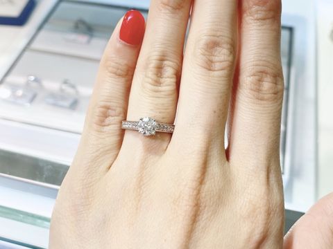 【GALA JEWELRY(ガラジュエリー)の口コミ】 王道の婚約指輪というイメージでした。中央のダイヤモンドは0.7カラットで…