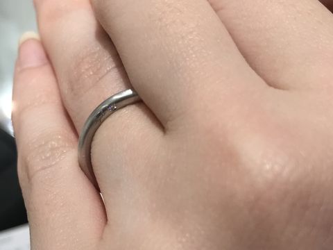 【AHKAH(アーカー)の口コミ】 ダイヤの位置が側面ではなく下向きについており、正面からは見えず指輪を…