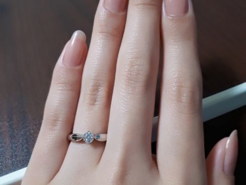 【ブルガリ(BVLGARI)の口コミ】 ダイヤにむかってリングがきゅっとなっているデザインがとても可愛く、気…