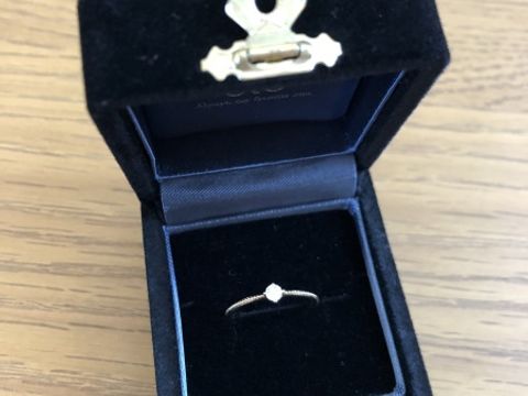 【ete(エテ)の口コミ】 ゴールドの指輪で、リングが華奢でダイヤも小さめなので普段でもつけれる…