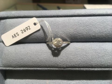 【リューツウの口コミ】 ヘイロータイプの指輪で、結婚指輪と重ね付けをした時に隙間ができないデ…