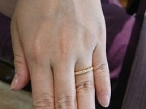 【都民共済(とみんきょうさい)の口コミ】 色はK18のゴールドで決めていました。

ハーフエタニティが欲しかったので…