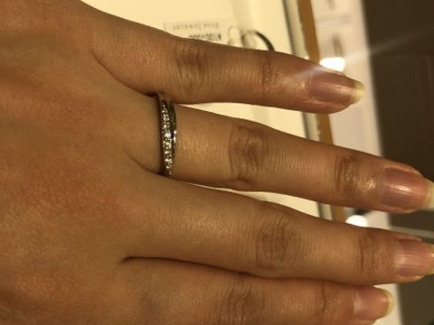 【STAR JEWELRY(スタージュエリー)の口コミ】 プラチナ素材でシンプルすぎず主張しすぎない女性らしいデザインです。何…