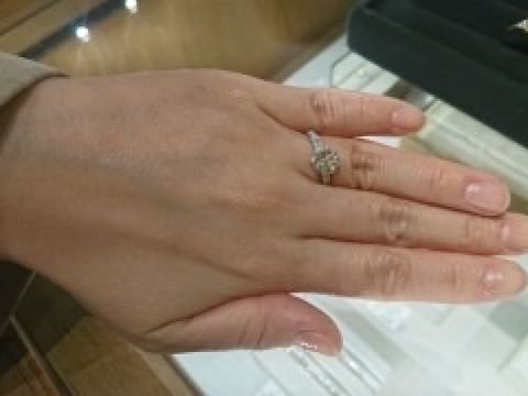 【AbHeri(アベリ)の口コミ】 ローズをモチーフにしたリングで、上品ながらとても可愛らしい印象です。…