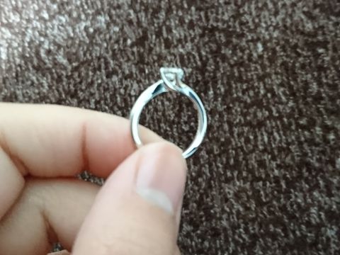 【ラザール ダイヤモンド(LAZARE DIAMOND)の口コミ】 旦那さんは、何店舗かお店を周り色んな指輪を見たのですが、横から見たと…