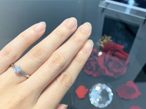 【エクセルコダイヤモンド(EXELCO DIAMOND)の口コミ】 ダイヤモンドの輝きが目を引くデザインになる様、指輪部分はシンプルがよ…