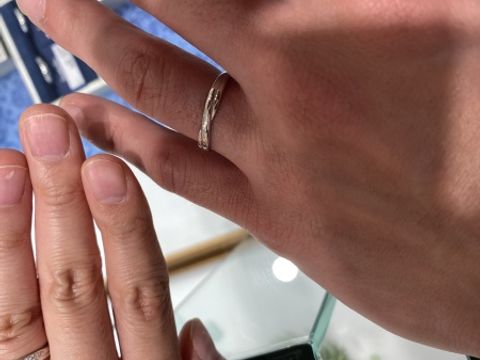 【Something Blue(サムシングブルー)の口コミ】 内側に青い石が入っていて綺麗でした。指にもしっくり馴染みます。シンプ…