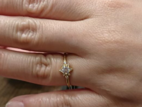 【BRIDGE ANTWERP BRILLIANT GALLERY(ブリッジ・アントワープ・ブリリアント・ギャラリー)の口コミ】 向日葵をモチーフにしたデザインでとても可愛らしいです。アーム部分は細…