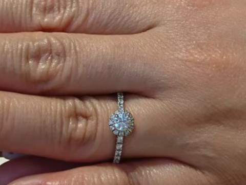 【BRILLIANCE+(ブリリアンスプラス)の口コミ】 メレダイヤモンドをたくさん使用したヘイロータイプ婚約指輪です。センタ…