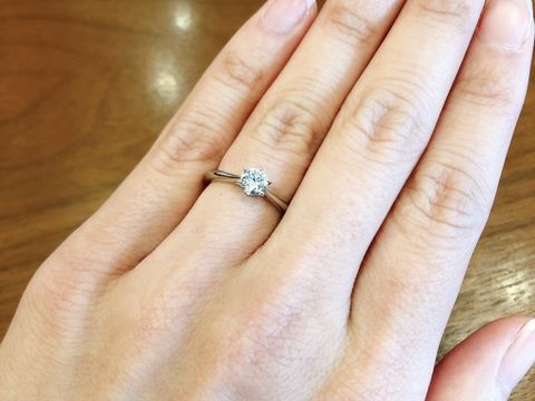【銀座ダイヤモンドシライシの口コミ】 彼の中で婚約指輪の定番と言えばソリティアで1粒ダイアでしょうとの事で、…