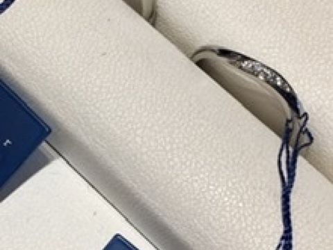 【Something Blue(サムシングブルー)の口コミ】 ウェーブで、非常にラインとダイヤが綺麗です。メンズの表面が艶消しされ…