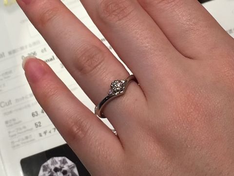 【FOREVERMARK(フォーエバーマーク)の口コミ】 指を細く、長く見せたい方に特におすすめのV字タイプの指輪です。ダイヤモ…