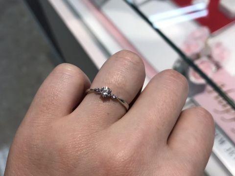 【ジュエリーKANDAの口コミ】 プラチナ950でセンターに大きなダイヤモンドがあり、両サイドにはピンクダ…
