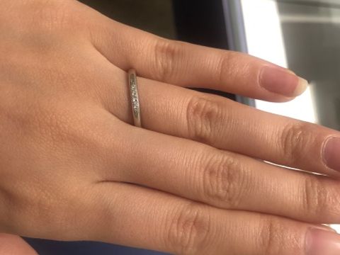 【銀座ダイヤモンドシライシの口コミ】 女性用のリングは、プラチナ素材の丸みのあるリングです。センターに細か…