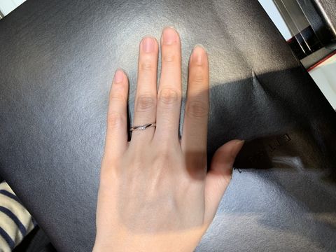 【ラザール ダイヤモンド(LAZARE DIAMOND)の口コミ】 ハート型の可愛いデザイン✨一目見て可愛さに惹かれて着用！
指輪自体は細…