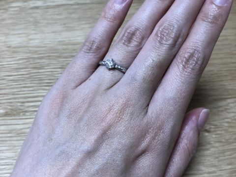 【モニッケンダム(MONNICKENDAM)の口コミ】 ダイヤの質にこだわって探していました。
モニッケンダム は、日本には路…