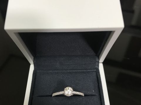 【デビアス(DE BEERS)の口コミ】 1番は品質と価格の良いデビアスのブランドに惹かれました。またデザインは…