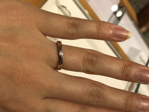 【STAR JEWELRY(スタージュエリー)の口コミ】 プラチナ素材の真ん中にダイヤが一石あるデザイン性のある指輪です。ダイ…