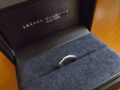 【ラザール ダイヤモンド(LAZARE DIAMOND)の口コミ】 シンプルかつ上品なデザインに惹かれました。
5つのダイヤが入ったデザイ…