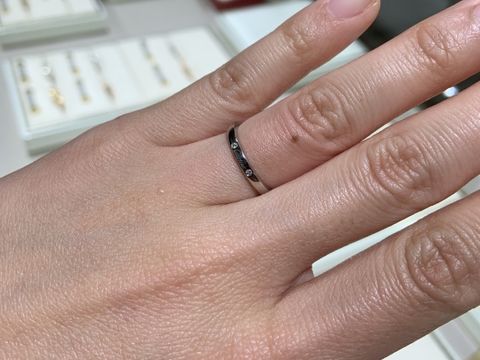 【カルティエ(Cartier)の口コミ】 とてもシンプルですが、シンプルすぎない指輪で可愛かったです。ストレー…