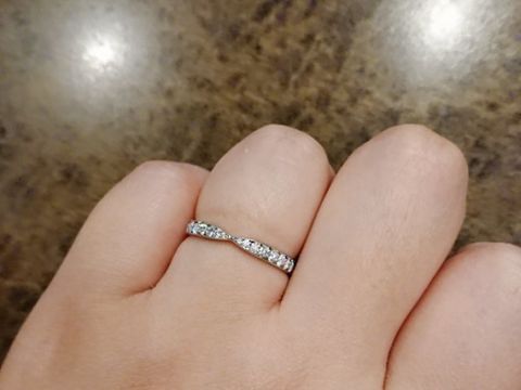 【ティファニー(Tiffany & Co.)の口コミ】 ずっと憧れの結婚指輪でした。
私は指が太く、またふっくらしているため、…