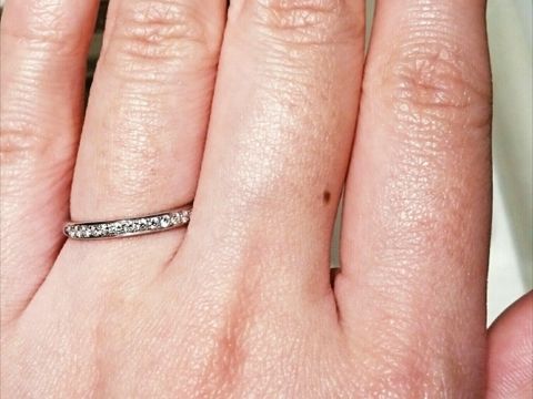 【ギンザタナカブライダル(GINZA TANAKA BRIDAL)の口コミ】 ストレートなタイプで幅は平均的なリングです。柔らかいひねりのあるデザ…