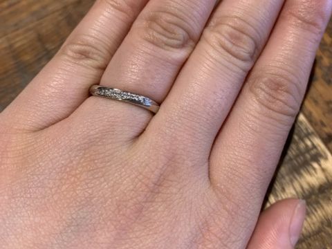 【GALA JEWELRY(ガラジュエリー)の口コミ】 当初考えていた細身の指輪とかなり迷い、結果太めの指輪にしました。
彼の…