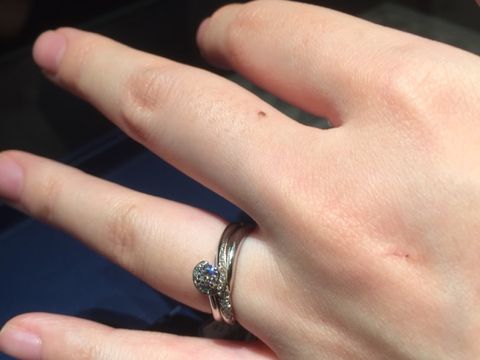 【銀座ダイヤモンドシライシの口コミ】 指先側が婚約指輪、手のひら側が結婚指輪です。セットリングなので、重ね…