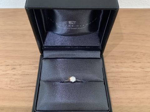 【ラザール ダイヤモンド(LAZARE DIAMOND)の口コミ】 プラチナリングに一粒ダイヤをあしらったデザインを贈っていただきました…