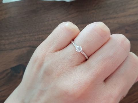 【俄(にわか)の口コミ】 ダイヤモンドを雪の結晶に見立ててデザインされており、薬指に天からひら…