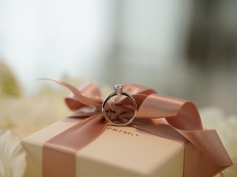 【アイプリモ(I-PRIMO)の口コミ】 ・サイドメレ等の華やかなものも良かったのですが、やはり婚約指輪といえ…