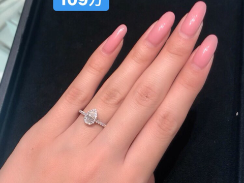 【ティファニー(Tiffany & Co.)の口コミ】 Tiffanyのペアシェイプがとても綺麗なリングです。
リングのアーム部分が…