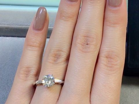 【LEHAIM(レハイム)の口コミ】 ラウンドブリリアントカットのセンターストーンの左右バゲットカットのダ…