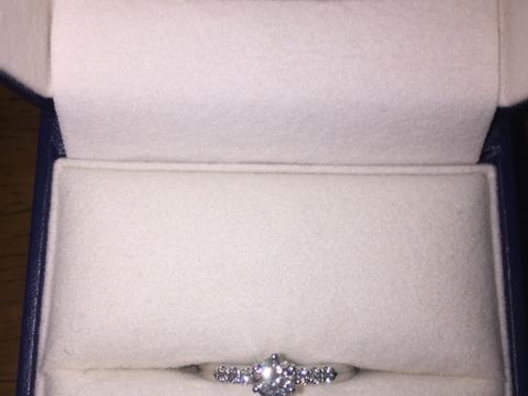 【GALA JEWELRY(ガラジュエリー)の口コミ】 自分の指の太さが気になっていたので、はじめはストレートタイプを避けて…