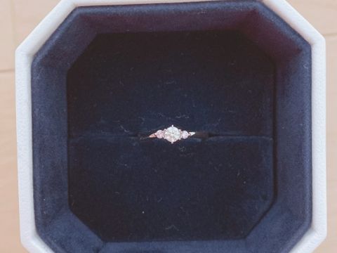 【4℃ BRIDAL(ヨンドシーブライダル)の口コミ】 出かけるときにつけたかったので、メインのダイヤは大きすぎないものを選…