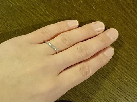【アイプリモ(I-PRIMO)の口コミ】 婚約指輪と同じシリーズの物で、一緒に着けても合うもので、自分の指にも…