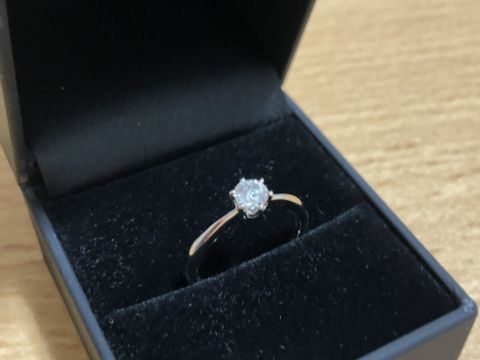 【Flowaves(フロウェーブス)の口コミ】 ダイヤモンドが映える王道のデザインを探していました。
その中でパッと見…