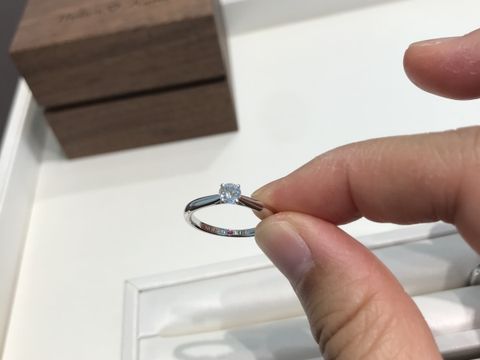 【Ponte Vecchio(ポンテヴェキオ)の口コミ】 指輪はシンプルでかつ、品のあるものを探していました。
婚約指輪は一つ石…