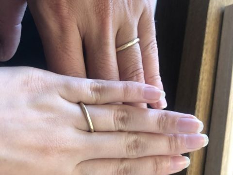 【ith(イズ)の口コミ】 くすみの入った加工をしているゴールドのシンプルな指輪です。加工の名前…