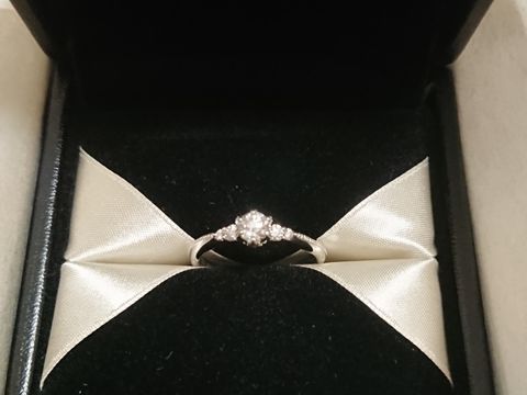 【エクセルコダイヤモンド(EXELCO DIAMOND)の口コミ】 デザインは流れるようなミル打ちと6本の爪でダイヤを支えてあります。爪は…