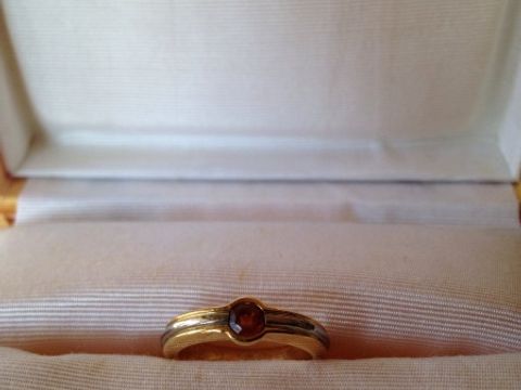 【Yves Saint Laurent(イヴ・サンローラン)の口コミ】 婚約指輪と言えばダイヤが定番ですが、ダイヤは両親からのプレゼントでい…