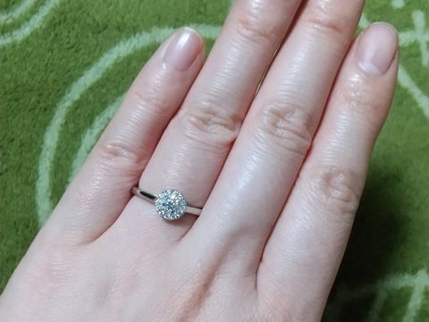 【ラザール ダイヤモンド(LAZARE DIAMOND)の口コミ】 一粒ダイヤの周りを小さいダイヤで囲む取り巻き型で、かなり大きく見えま…